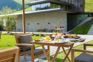 una mesa con una bandeja de comida encima en Wiesergut, en Saalbach Hinterglemm