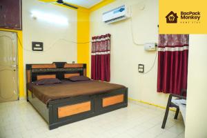Postel nebo postele na pokoji v ubytování Bacpack Monkey HomeStay