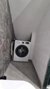a washer and dryer in a small bathroom at Appartement entièrement rénové proche de Paris in Créteil