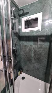 a bathroom with a shower and a toilet and a sink at Appartement entièrement rénové proche de Paris in Créteil +14 photos