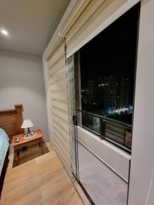 コチャバンバにあるSweet Homeのベッドルーム1室(市街の景色を望むスライドドア付)