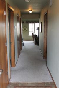 - un couloir d'une maison avec des portes et un salon dans l'établissement Lynx Lake 2 bedroom condo at Wild Eagle Lodge, #228, à Eagle River