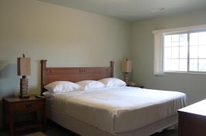 une chambre avec un lit avec des draps blancs et une fenêtre dans l'établissement Lynx Lake 2 bedroom condo at Wild Eagle Lodge, #228, à Eagle River 32 autres photos