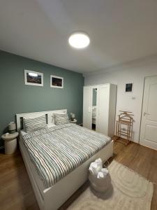 a bedroom with a bed in a room at Apartament Cetate Deva in Deva