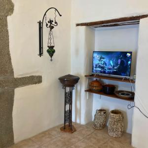 TV a/nebo společenská místnost v ubytování Rifugio Antico nella Città di Pietra + 5 fotografií