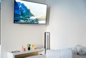 sala de estar con TV colgada en la pared en Prestige apartment, en Lugano
