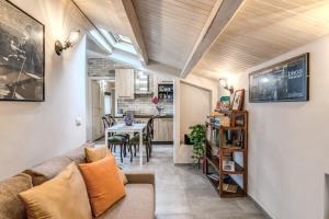 A kitchen or kitchenette at Circo Massimo Apartment & Terrace