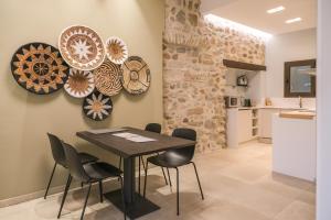a kitchen and dining room with plates on the wall at Can Bona Casa - Apartamento con vistas a la plaza in Besalú