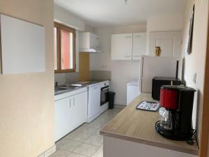 Η κουζίνα ή μικρή κουζίνα στο Appartement calme et lumineux, bord de mer à 1 minute à pied de la plage +4 φωτογραφίες