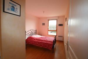Ένα ή περισσότερα κρεβάτια σε δωμάτιο στο Appartement calme et lumineux, bord de mer à 1 minute à pied de la plage