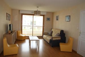 Χώρος καθιστικού στο Appartement calme et lumineux, bord de mer à 1 minute à pied de la plage