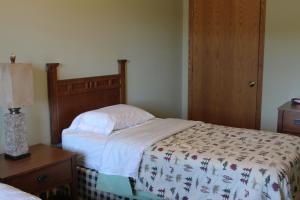 une chambre avec un lit et une table avec une lampe dans l'établissement 2 Bedroom Condo at Wild Eagle Lodge, #229, à Eagle River