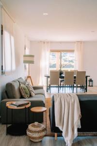 ein Wohnzimmer mit Sofa und Tisch in der Unterkunft Just Like Home - Casa Rosa in Padornelo + 17 Fotos