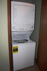 Un four micro-ondes est installé au-dessus d'un réfrigérateur. dans l'établissement 2 Bedroom Condo at Wild Eagle Lodge, #229, à Eagle River 27 autres photos