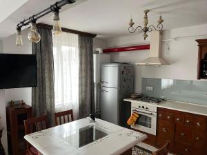 Η κουζίνα ή μικρή κουζίνα στο COM Home Tarnaveni