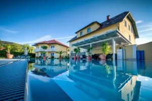 Bazén v ubytování Dorf Hotel Grüner Baum nebo v jeho okolí
