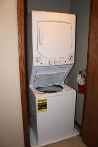 Elle comprend un four micro-ondes et un lave-linge/sèche-linge. dans l'établissement 2 Bedroom Condo at Wild Eagle Lodge, #230, à Eagle River 29 autres photos