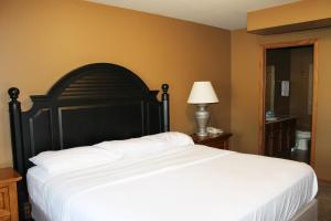 una camera da letto con un letto grande con testiera nera di 3 Bedroom condo at Wild Eagle Lodge a Eagle River