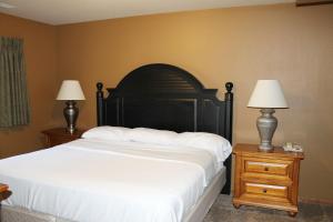 una camera da letto con un letto e due comodini con lampade di 3 Bedroom condo at Wild Eagle Lodge a Eagle River