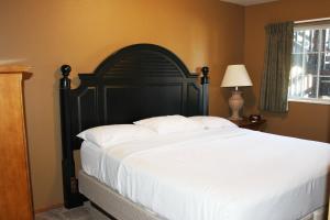 una camera da letto con un letto grande con cuscini bianchi di 3 Bedroom condo at Wild Eagle Lodge a Eagle River