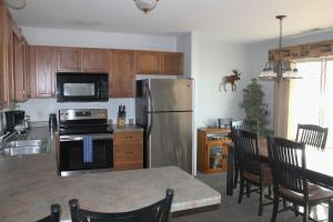 Кухня или мини-кухня в 3 Bedroom condo at Wild Eagle Lodge
 +36 фотографий