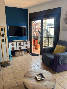 a living room with a couch and a tv at Casalegre in El Cotillo