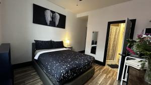 Postel nebo postele na pokoji v ubytování Queen Nest Hotel