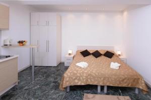 Un dormitorio con una cama con dos toallas encima. en Adriatic View Studio Apartments, en Dubrovnik