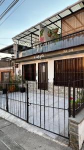a black fence in front of a building at Lindos Apartamentos con Terraza in Manizales