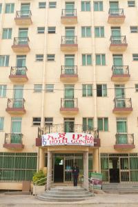 貢德爾的住宿－AG Hotel Gondar，站在建筑物前的人