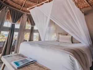 Postel nebo postele na pokoji v ubytování Art Village Tulum