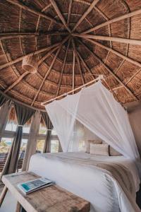 Postel nebo postele na pokoji v ubytování Art Village Tulum