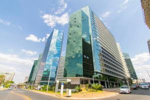 巴西利亚Fusion Hotel em Brasília 48601的城市中的一组高楼