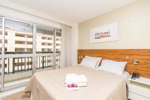 巴西利亚Fusion Hotel em Brasília 48601的一间带大床和窗户的卧室