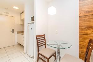 巴西利亚Fusion Hotel em Brasília 48601的一个带玻璃桌和两把椅子的小厨房 更多20张照片