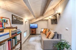 A television and/or entertainment centre at Circo Massimo Apartment & Terrace