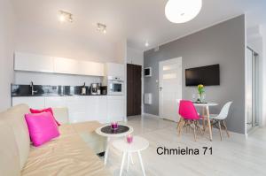 Televízia a/alebo spoločenská miestnosť v ubytovaní Twój Salon-Apartamenty Stare Miasto