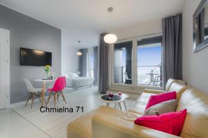 Televízia a/alebo spoločenská miestnosť v ubytovaní Twój Salon-Apartamenty Stare Miasto