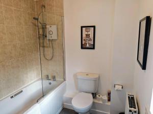 a bathroom with a shower and a toilet and a tub at Dakota 2Bed - AwayOnBusiness in Eastleigh