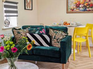 a living room with a green couch and a table at Dakota 2Bed - AwayOnBusiness in Eastleigh +34 photos