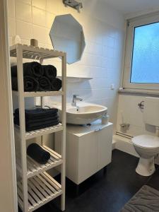 Koupelna v ubytování Modernes & Komfortables Apartment bis zu 6 P + 11 fotografií