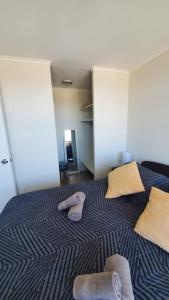 Departamento Mirador al Volcan في فيلاريكا: غرفة نوم بها سرير عليه منشفتان +7 صور