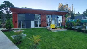 Departamento Mirador al Volcan في فيلاريكا: منزل مع ساحة مع ملعب