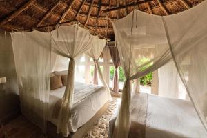 Postel nebo postele na pokoji v ubytování Art Village Tulum