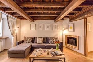 sala de estar con sofá y mesa en YourSuiteRome, en Roma