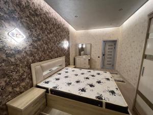 un dormitorio con una cama en una habitación en Apartament kvartira, en Khiva