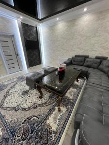 una sala de estar con un sofá y una mesa en Apartament kvartira, en Khiva