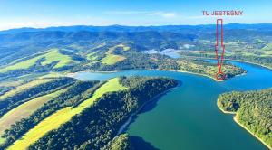 OlchowiecBrama Sanu - z prywatną linią brzegową Jeziora Solińskiego - pomosty - pontony - basen sezonowy的享有高山湖泊的空中景致