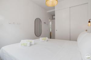 En eller flere senge i et værelse på ViVi Homes - Anemona , Beach , Balcony, Centre + 13 billeder