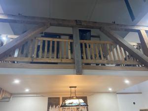 Una gran escalera de madera en una habitación con una lámpara de araña en Luxury 2 Bedroom Suite 202B, en Wilmington 2 fotos más